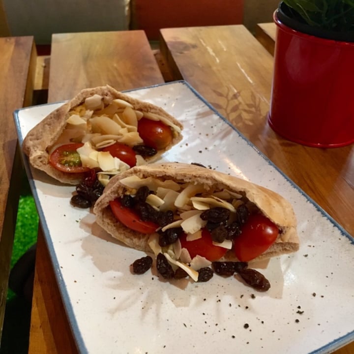 photo of Shake Farm Hummus Pita 🥙 shared by @vikas on  16 May 2019 - review