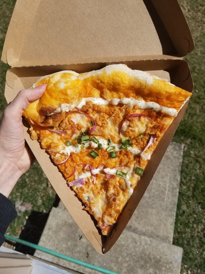 photo of Whole Foods Market Vegan buffalo chicken pizza shared by @lizmaselli on  27 Mar 2019 - review