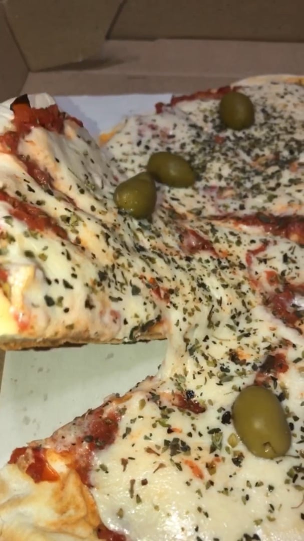 photo of Empanadas de 10 Pizza de Muzzarella a la piedra shared by @juliaarena on  07 Mar 2020 - review
