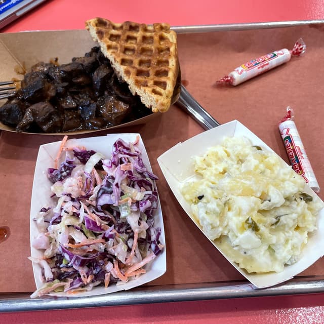 菜肴“BBQ Mushrooms With Potato Salad And Cole Slaw”的照片