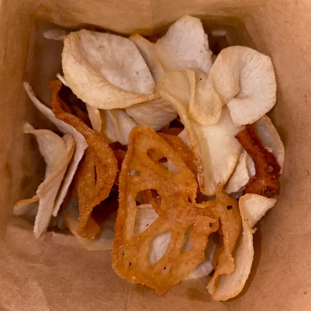菜肴“Lotus Root and Tapioca Chips with Avocado Edamame Dip”的照片