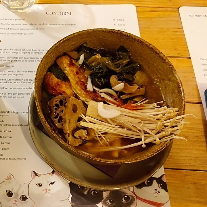 photo of Romeow Cat Bistrot Ramen vegetale al miso rosso con tofu alla piastra, bok choi, cipollotto. radice di loto e funghi shiitake shared by @vlrslphr on  22 Mar 2022 - review