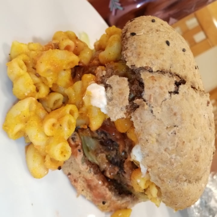 photo of VeganMunch Mac N Cheese Burger shared by @abivaldes on  24 Jul 2020 - review