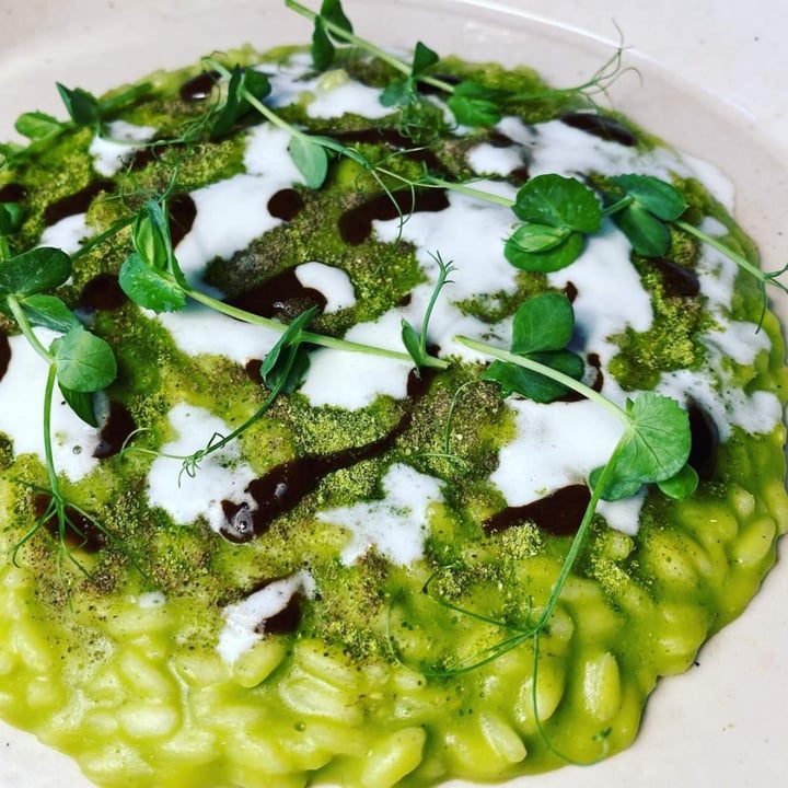 review photo of Hostaria Dietro Le Quinte Riso Acquerello, piselli, aglio nero, panna acida e capperi shared by @taende on 31 Aug 2022 - review
