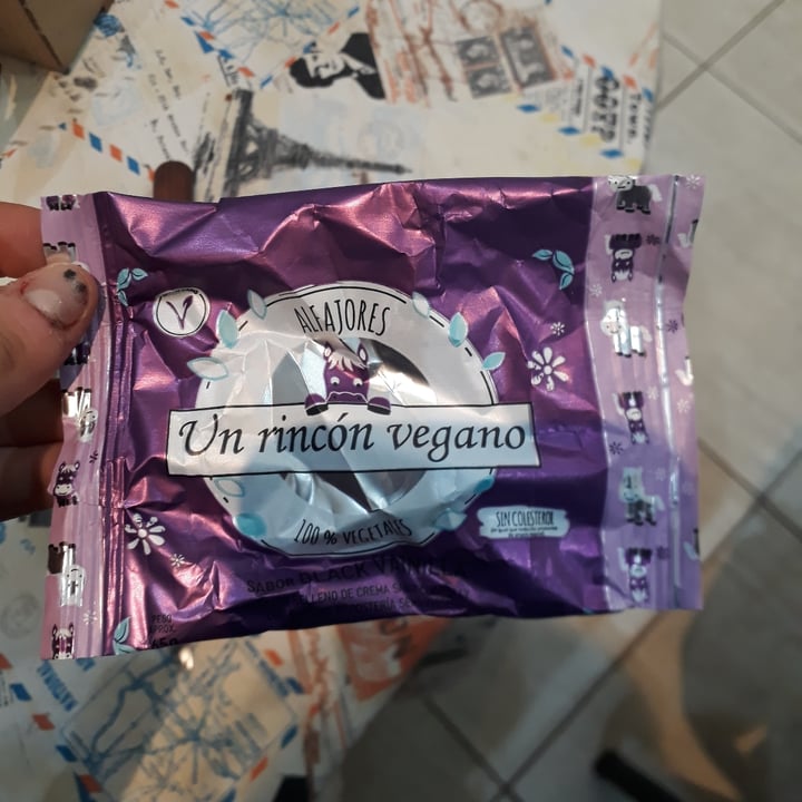 photo of Un Rincón Vegano Alfajor Black Vainilla shared by @melisafrau on  13 Apr 2021 - review