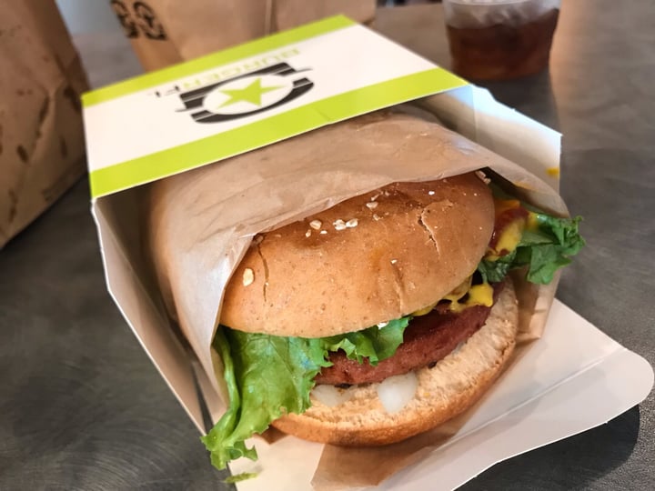 photo of BurgerFi Vegan Beyond Burger shared by @veganxoxo on  20 Jul 2019 - review