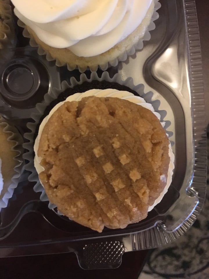 photo of Vegan East Chocolate Peanut Butter Cupcake w/cookie shared by @plants on  24 Aug 2018 - review