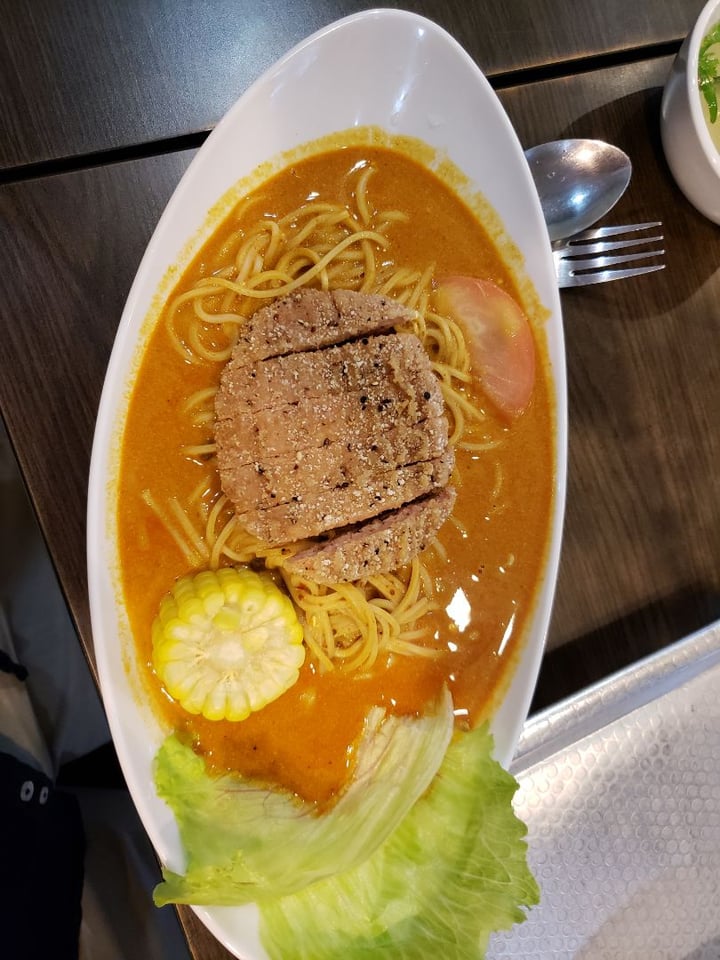 review photo of North South East West Fusion Vegetarian Cuisine Curry pork chop noodle dry shared by @halohapo27 on 12 Dec 2018 - review