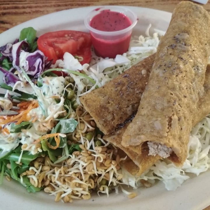 photo of Vegan and Raw Crepes de semillas con no atún de pipas y ensalada shared by @cricho on  01 Jul 2021 - review