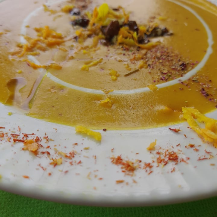 photo of El Invernadero Restaurante crema de calabaza, azafrán y naranja con semillas de calabaza caramelizadas shared by @danielgl on  24 Jun 2022 - review
