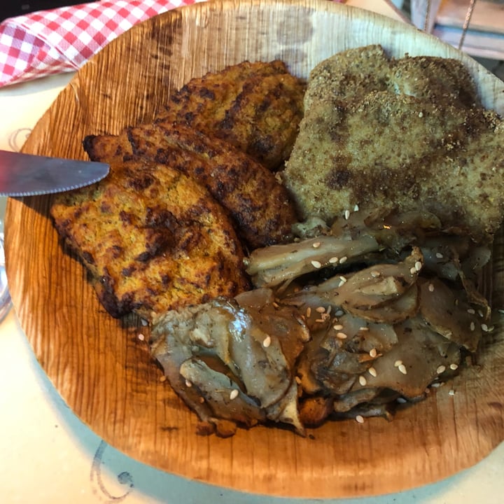 photo of VegAmore Piatto Unico Con Falafel, Chips Di Topinambur E Cotoletta Di Tofu shared by @valecor on  10 Apr 2022 - review