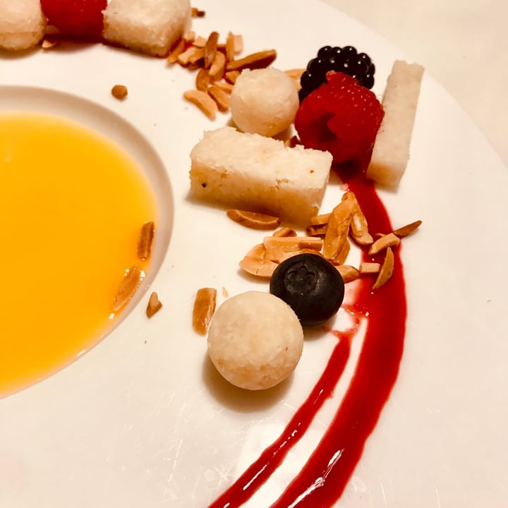 review photo of Capra e Cavoli vegetariano, vegano e pesce Dolce sushi di cocco e frutti di bosco shared by @saraferri on 30 Jun 2021 - review