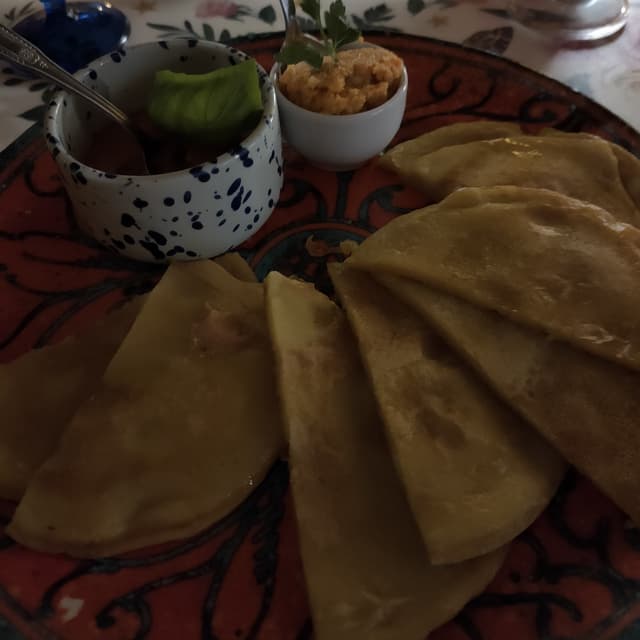 Photo of the dish “Poppamodus di ceci con Masala di pomodoro, pesto di carote, curry, mandorle e salsa di peperoncino guindilla”