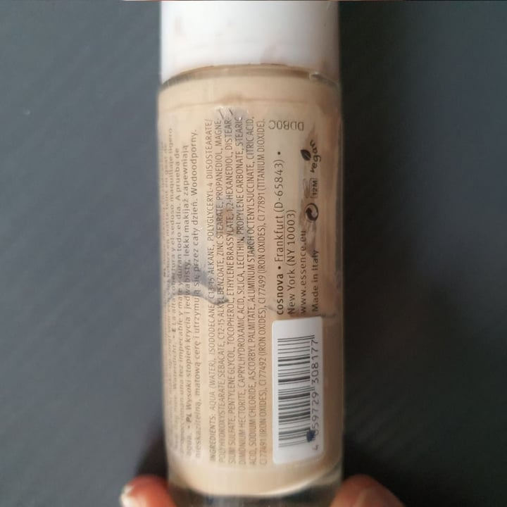 photo of Essence Cosmetics Fondotinta shared by @fjammab on  31 Mar 2022 - review