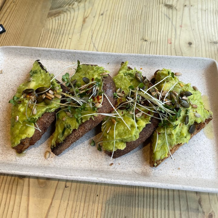 review photo of Le Pain Quotidien Avocado Toast shared by @jessiemaefaulkner on 25 Oct 2021 - review