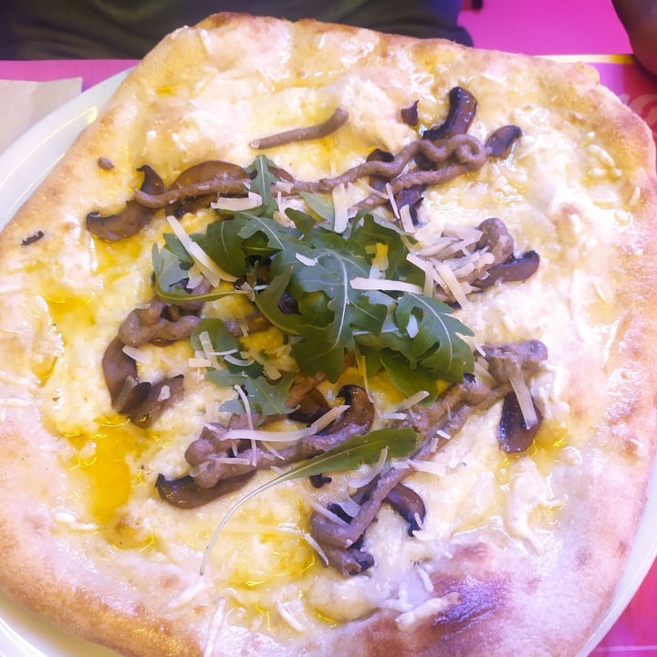 photo of New Freedom Cakes Café Pizza Tartufi e Funghi shared by @raultrajkovska on  19 Sep 2021 - review