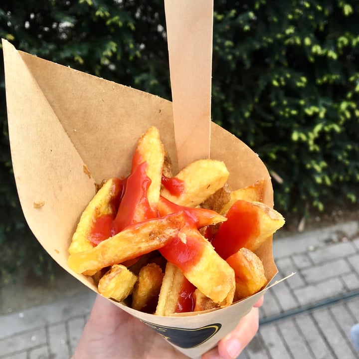 photo of Pommes Frites Hot chips - with ketchup shared by @taz on  03 May 2022 - review