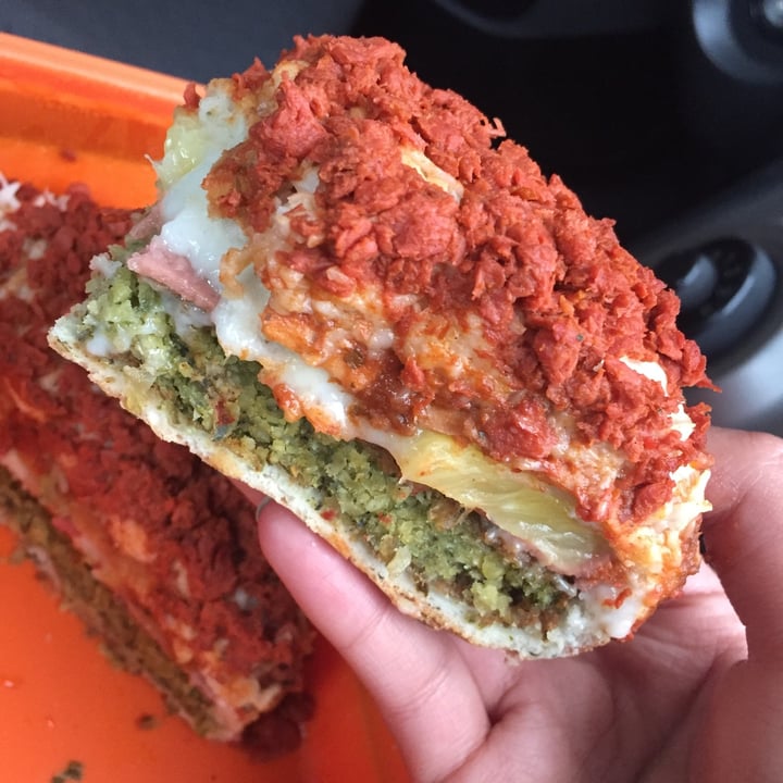 review photo of Vegarum Pizzaburger Hawaiiana shared by @luciaromo on 13 Feb 2021 - review