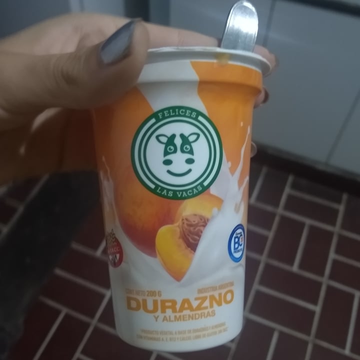 photo of Felices Las Vacas Yogur de Almendras y Durazno shared by @beruvita on  08 Apr 2021 - review