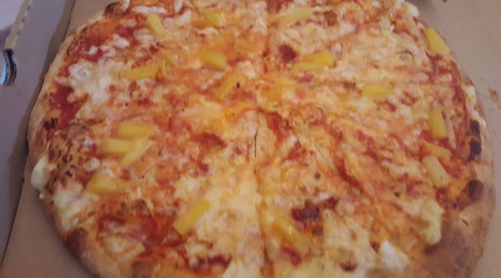 review photo of Papa John's Pizza Vegan Sheese & Tomato With Pineapple pizza shared by @kerrymacgregor on 01 Apr 2020 - review