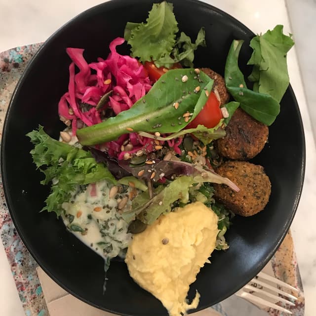 菜肴“Falafel bowl”的照片