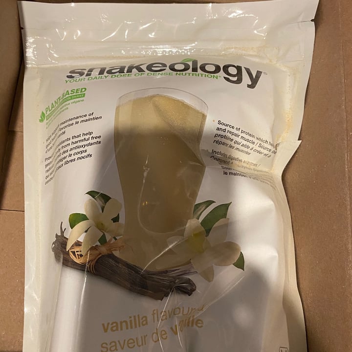 photo of Beachbody Vanilla Vegan Shakeology shared by @cmunegatto on  31 Dec 2020 - review