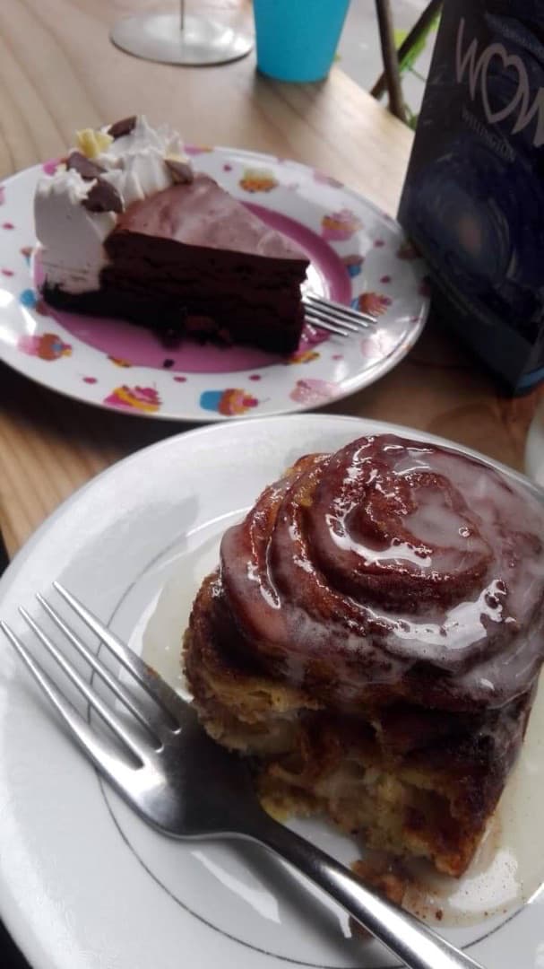 Foto del piatto “Hersheys Choc Cake and Cinnamon Bun”