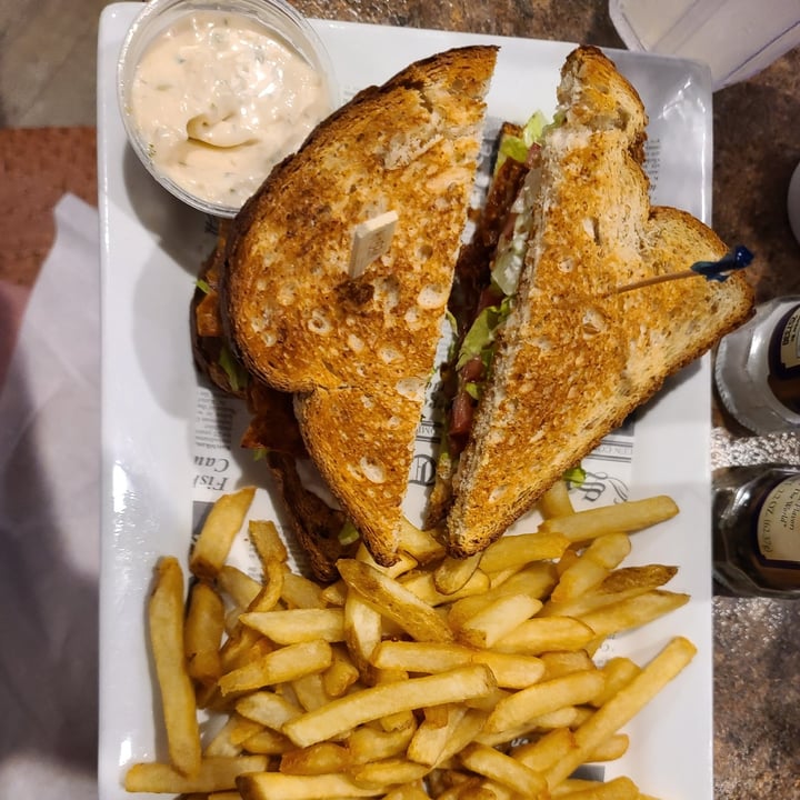 photo of Blondie's Food & Spirits BLT Sandwich shared by @hollywoodtoldu on  04 Sep 2020 - review