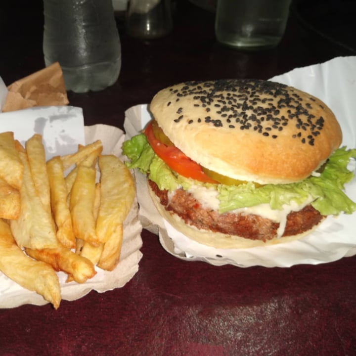 photo of Nuevo mundo (Delivery) Classic Cheese Burguer shared by @vedevegan on  14 Jun 2021 - review