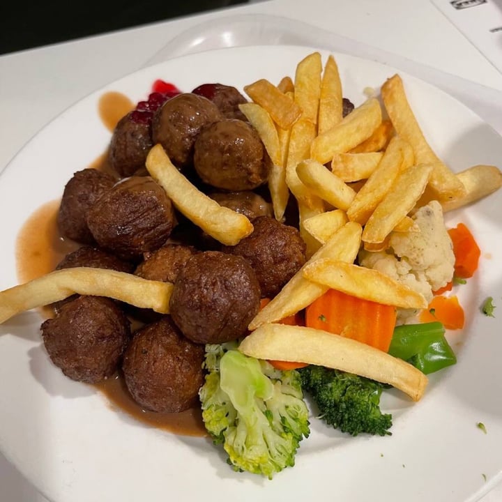 photo of IKEA Alexandra Plant balls with fries (veganised) shared by @mehmehrene on  14 Apr 2022 - review