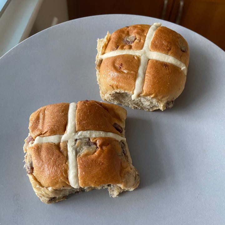 photo of Plant Kitchen (M&S) Vegan Fruited Luxury Hot Cross Buns shared by @yourlocalvegan on  21 Feb 2021 - review