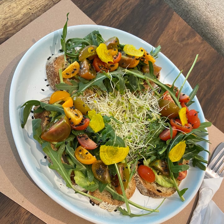 photo of La Caja de Cristal Toast de aguacate con arugula shared by @lmao on  31 Jan 2022 - review