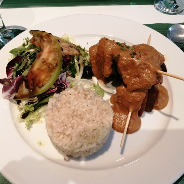 「Pinchos De Seitan Con Arroz Basmati」の料理の写真