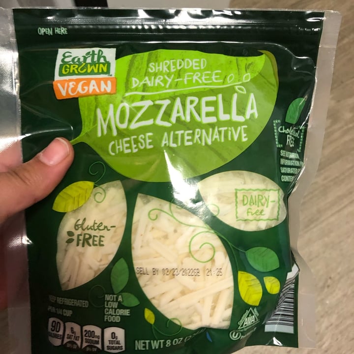 photo of Earth Grown Shredded dairy free mozzarella cheese alternative shared by @valeskafreire on  24 Nov 2021 - review