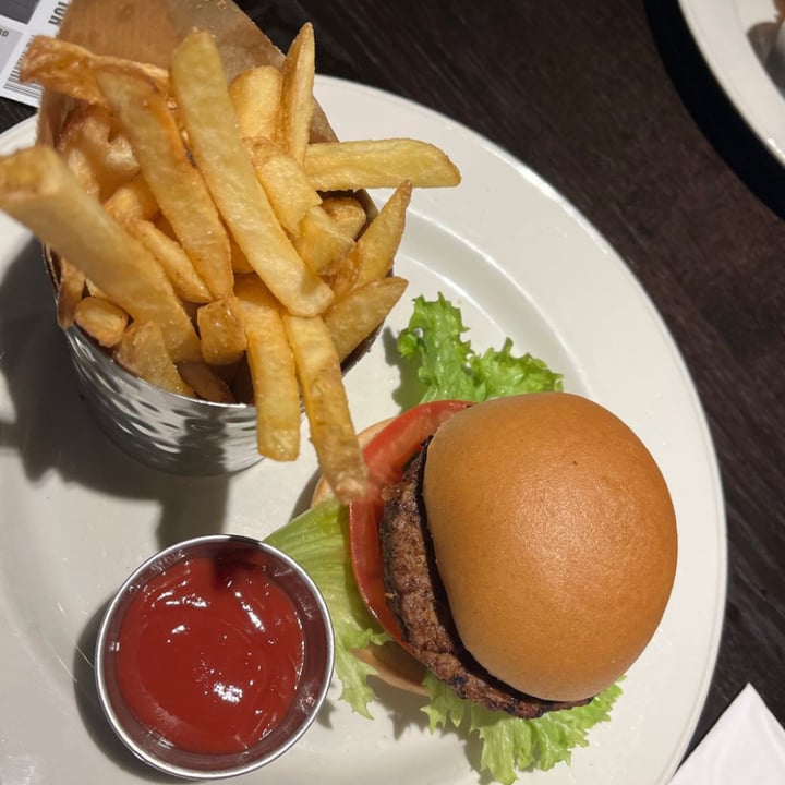 review photo of Hard Rock Cafe vegan burger shared by @finefine on 30 Oct 2022 - review