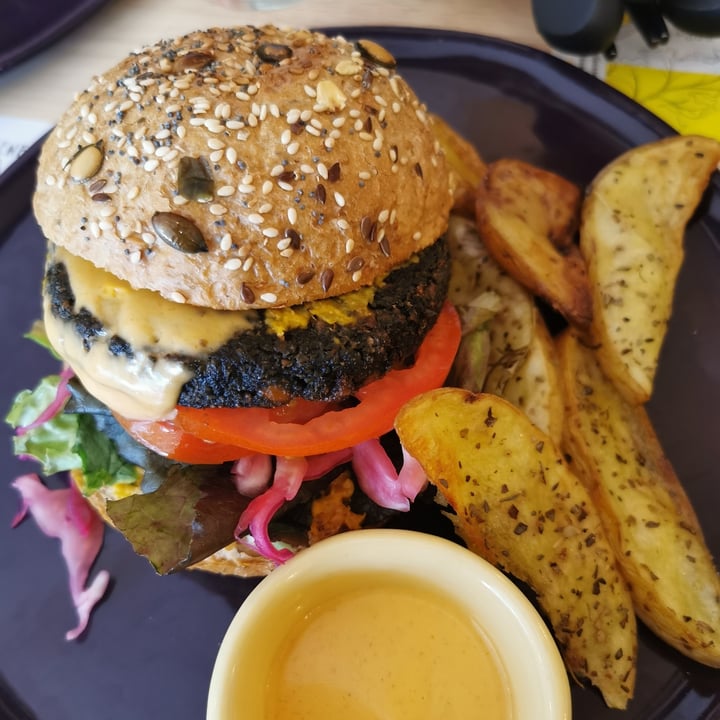 photo of Lexi's Healthy Eatery Charcoal Burger shared by @veganpower001 on  24 Jan 2021 - review