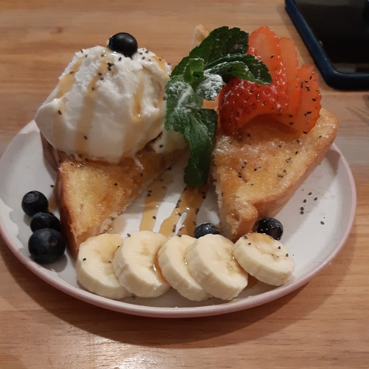 photo of Chillin' Cafe French Toast Con Frutas shared by @ventru88 on  12 Feb 2022 - review