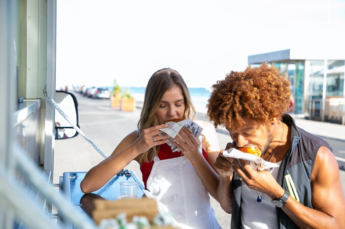 people eating food outside foodtruck