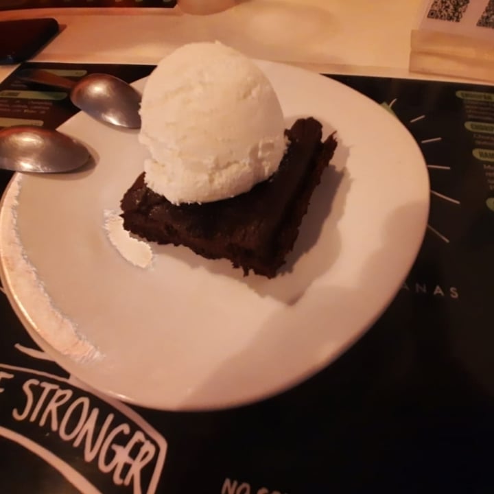 photo of Poderosa Restaurante Vegano Brownie de Chocoaguacate Con Bola de crema Batida Helada shared by @alex00qg on  23 Feb 2022 - review