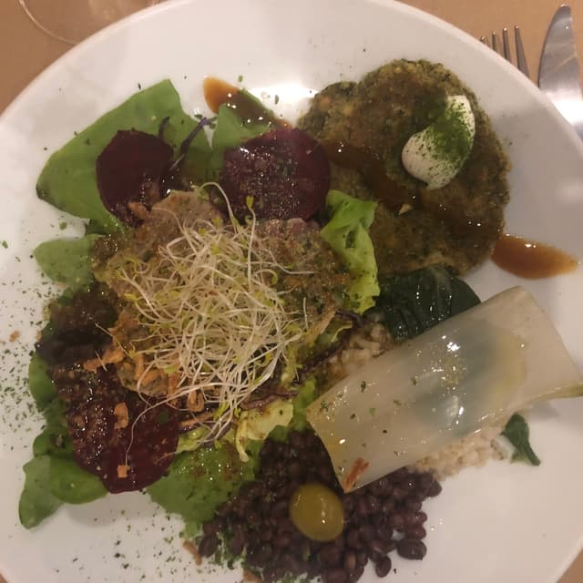 Photo of the dish “Plato macrobiótico con hamburguesa de espinacas”
