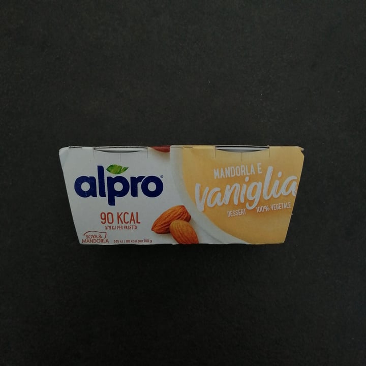 photo of Alpro Yogurt vaniglia e mandorla 90 Kcal shared by @fannyente on  01 Nov 2022 - review