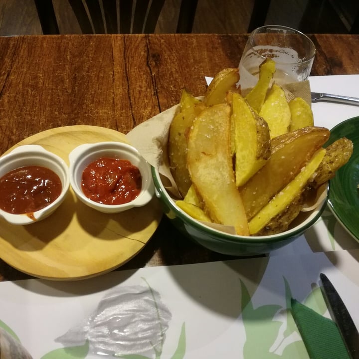 photo of A Porta Verde Patatas gajo con 2 salsas shared by @miriamqtt on  21 Sep 2020 - review
