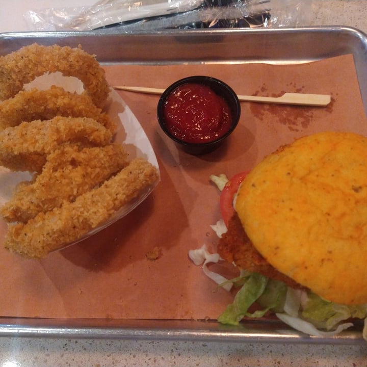 review photo of Flippin' Good Chicken, Burgers, Beer Vegan Chick N Sandwich shared by @annnni on 15 Feb 2022 - review