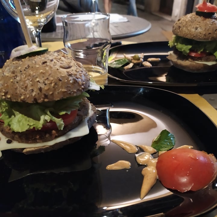 photo of Veganda Mushroom Burger shared by @laleo31 on  18 Jun 2020 - review