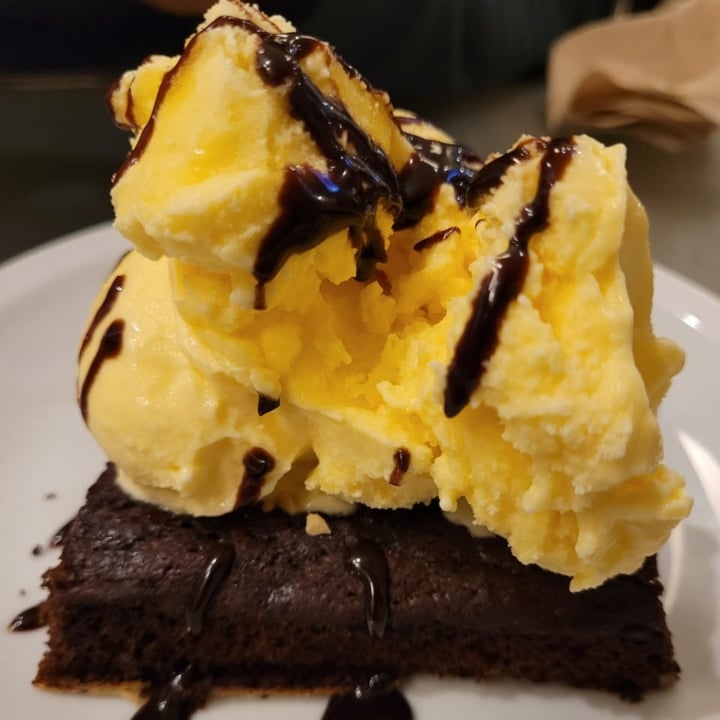 photo of Loving Hut Brownie Con Helado shared by @camreggae on  25 Aug 2021 - review