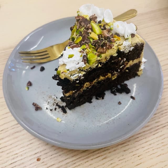 Photo of the dish “Bolo de chocolate cobertura de pistachio”
