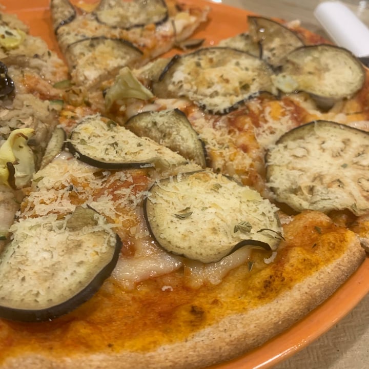 photo of Dolce Pizza y Los Veganos Pizza parmigiana vegana shared by @helenpfuertes on  06 Feb 2022 - review
