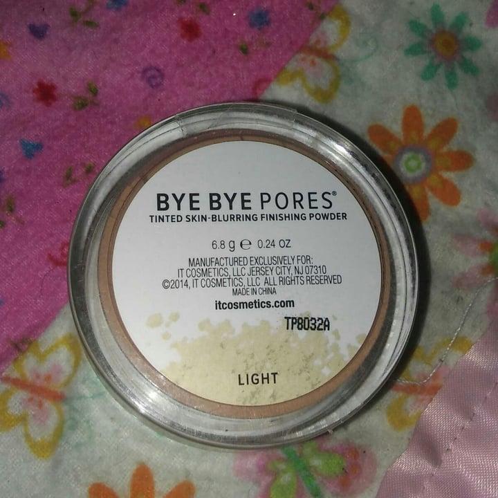 photo of IT Cosmetics Bye bye pores finishing powder shared by @veganmamabear on  31 Aug 2020 - review