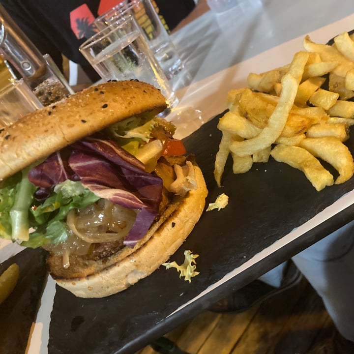 photo of Black and White Beyond Burguer shared by @ruthcon on  04 Nov 2020 - review