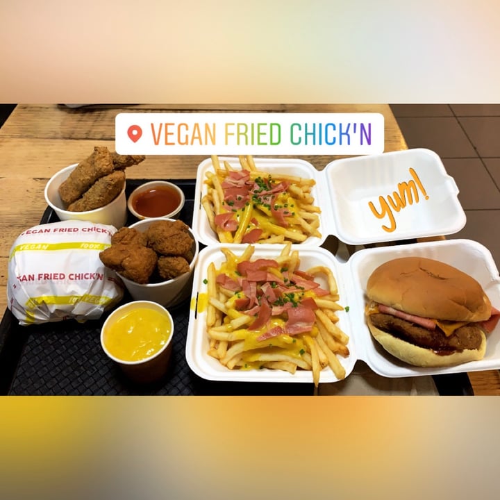 photo of Vegan Fried Chick'n BBQ “bacon” burger shared by @vegan-friendly on  07 Nov 2020 - review